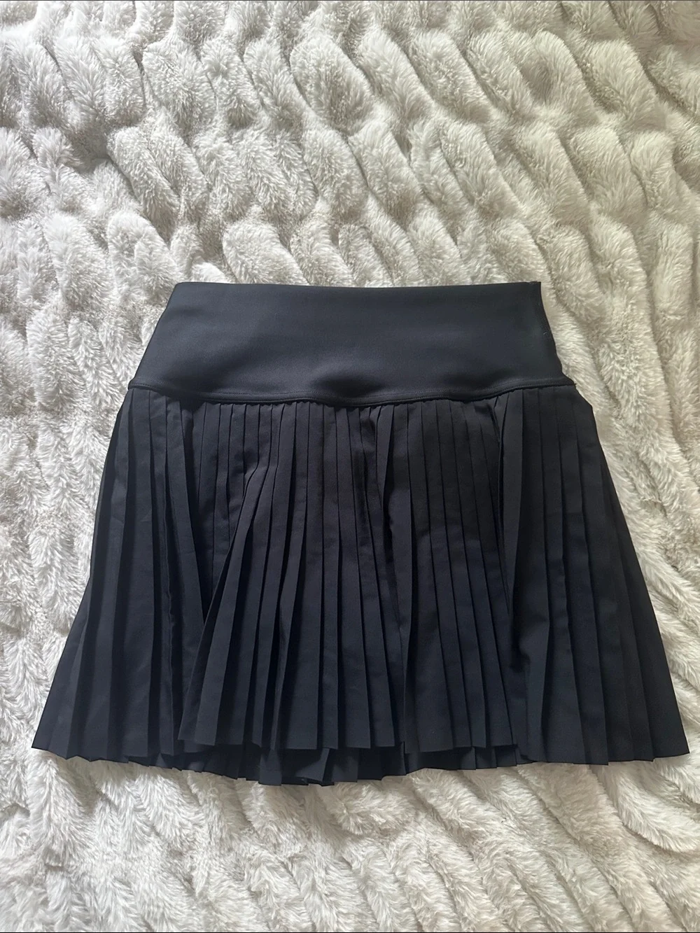 ALO Yoga black pleated